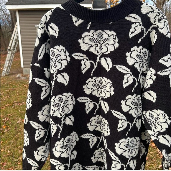 🌹GRAPHIC FLORAL SWEATER!🌹 - Picture 2 of 4